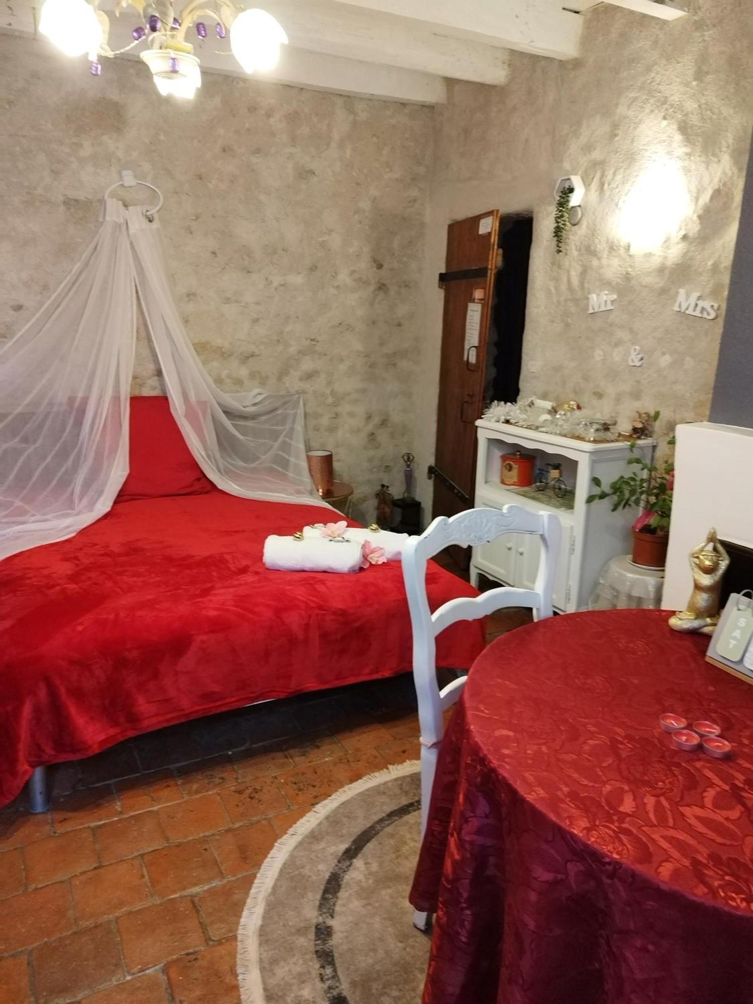 Jacuzzi Massage Sur Rdv,Duo,Reiki,Californien, Reflexologie Plantaire, Et Bouteille Mousseux Offerte Bed and Breakfast Ferolles Exteriör bild